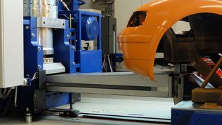 Der Verzögerungsschlitten mit dem montierten Testobjekt wird über ein Schienenantriebssystem beschleunigt und durch die Hydrobremse kontrolliert abgebremst. (Bild: Messring)