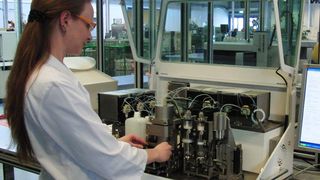 Abb. 1: Das Minilabor im Praxiseinsatz beim Milchprüfring Bayern (MPR) in Wolnzach.  (Bild: Baumgartner/MPR Wolnzach, Ausschnitt)