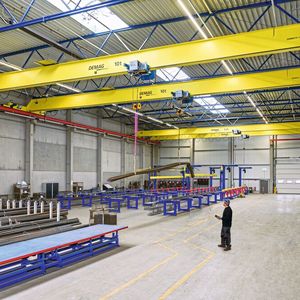 Intuitive und präzise Steuerung des Smart-Tandems per Demag-Funksteuerung DRC-MJ mit Mini-Joystick.(Bild:  Demag)