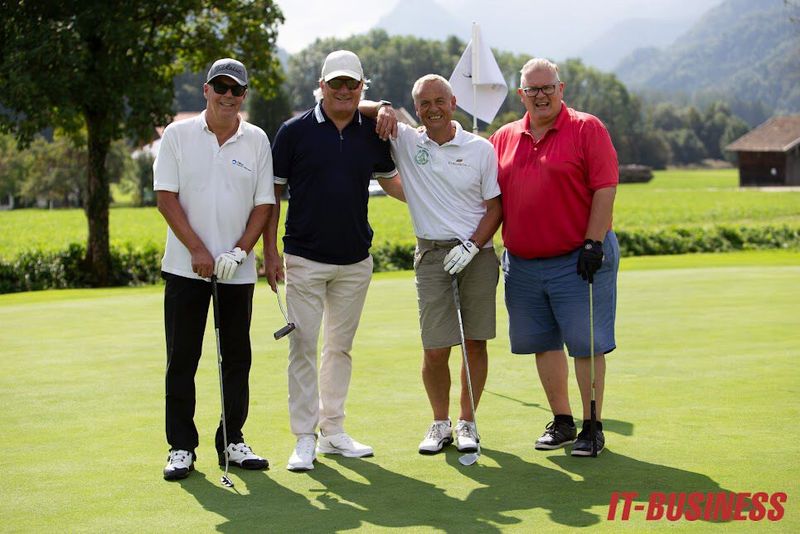 Der Flight an Tee 5 startet mit (v. l.) Arno Robel (SVA), Ralf Vielhuber (Fujitsu), Christoph Nowotny (microCAT) und Michael Wolff (INTACT.COMPCO). (Bild: Vogel IT-Medien GmbH)