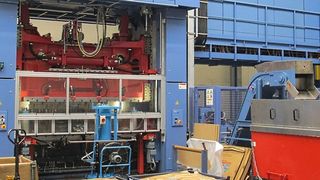 Die neue Feinrichtmaschine von SKA steht vor einer 400-t-Servopresse, die ebenfalls Schuler geliefert hat. (Bild: Schuler)