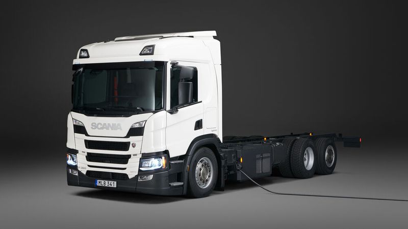 Eine weitere Zugmaschine, jedoch nur teilelektrifiziert, hat Scania ebenfalls vorgestellt, den P 360 Plug-in-Hybrid. Die Anwendungen sollen nun mit ausgewählten Kunden erpobt werden. (Bild: Scania)