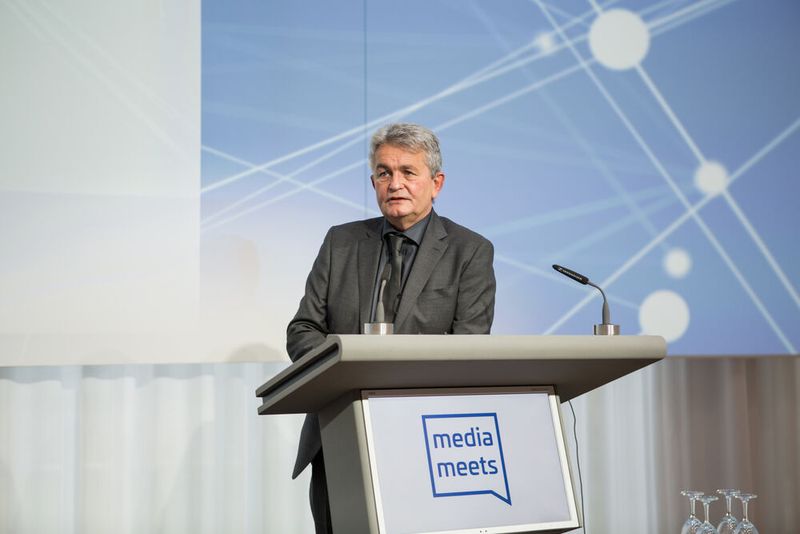 Für Bertram Brossardt, Hauptgeschäftsführer der Vereinigung der Bayerischen Wirtschaft, entwickelt das Auto „große wirtschaftliche Potenziale, die es zu nutzen gilt“. (Bild: Medien-Netzwerk Bayern / Alexander von Spreti)