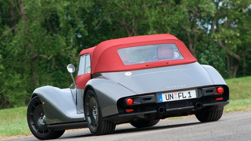 Die langgezogenen und schwungvollen Kotflügel verleihen dem Supersport eine klassische Optik. (Bild: SP-X/Mario Hommen)