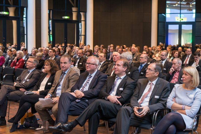 Gleich geht's auf Podium zur Diskussionsrunde. Eva Lohse,Stefan Krebs, Thomas Schäfer und Randolf Stich in Wartestellung (Bild: Tobias Schwerdt)