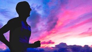 Wird das Herz durch Sport belastet, gilt das als gesund. Eine Belastung durch Bluthochdruck jedoch macht es krank. Warum ist das so? Und stimmt das immer?  (gemeinfrei)