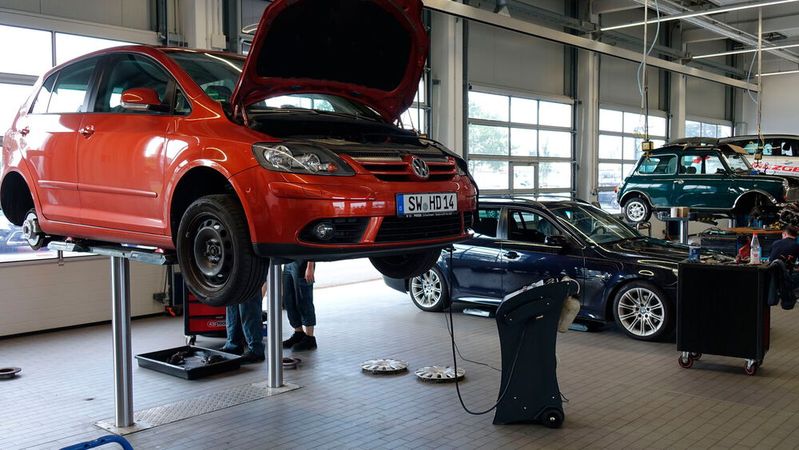 Die Werkstattauslastung ist zuletzt wieder gefallen und könnte das erste Zeichen für das anstehende Sommerloch sein.(Bild:  Schreiner/»kfz-betrieb«)