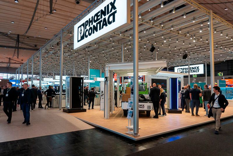 Auf dem weitläufigen Stand von Phoenix Contact konnten Interessierte einen umfassenden Einblick in neue Produkte, Lösungen und Digitalisierungskompetenzen für Elektrifizierung, Vernetzung und Automatisierung gewinnen. Das Unternehmen strebt damit an, Industrie und Gesellschaft auf dem Weg in eine nachhaltige Welt mit langfristigen Wachstumsperspektiven zu unterstützen. Das Angebot umfasst eine Vielzahl von Produkten: von Ladetechnik für Elektromobilität bis hin zu einer offenen Software-Plattform, die den sicheren Austausch von Daten und die Steuerung zwischen IT und OT ermöglicht. (Bild: Vogel Communications Group)