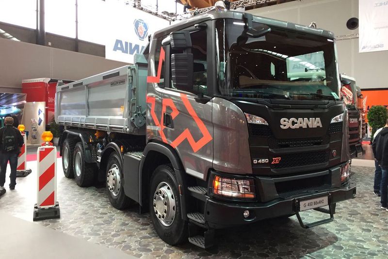 ... einige G-Modelle wie dieser Scania G 450 XT 8x4 mit neuem G-Fahrerhaus, ideal für Baustelleneinsätze. (Faust / »kfz-betrieb«)