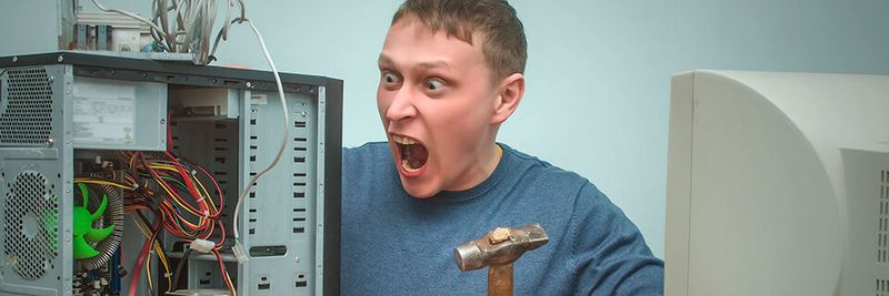 System-Admins müssen sich nicht selten als „Mädchen für alles“ um die gesamte IT kümmern – oft fachfremd und mit „learning by doing“ ohne fundierte Weiterbildung.(Bild:  © Dmitriy - stock.adobe.com)