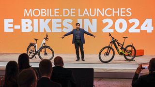 Händler sollen bis Mitte 2024 auf Mobile.de auch Fahrräder inserieren können. Ein entsprechendes Angebot kündigte Firmenchef Ajay Bhatia auf einer Veranstaltung des Unternehmens am Mittwoch, 22. November, an. (Bild: Photovision-DH GmbH)