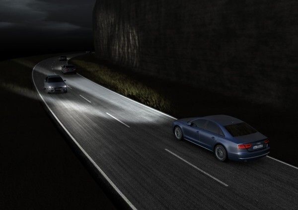 Sobald die Kamera im A8 Fahrzeuge erfasst, blenden die Audi Matrix LED-Scheinwerfer das Fernlicht in den notwendigen Teilbereichen aus. Das System arbeitet so präzise, dass entgegenkommende und vorausfahrende Fahrzeuge ausgeblendet, alle anderen Bereiche dazwischen und daneben aber weiterhin voll vom Fernlicht erhellt werden. (Bild: Audi)