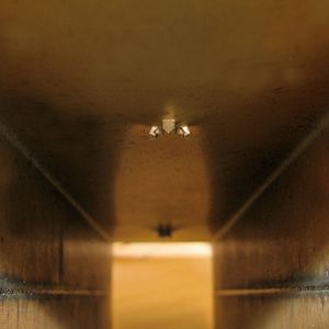 Nietdorne durchstoßen an drei Punkten die zu verbindenden Bauteile und spreizen dabei infolge der speziellen Nietdorngeometrie radial auseinander.