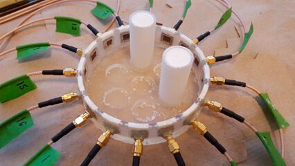 Bild 5: Der Prüfaufbau und die mit 3D-Druck gefertigten Zylinder.(Bild:  Red Pitaya)