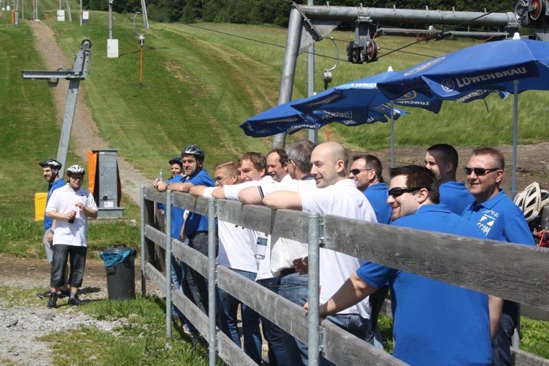 Nach etwa einer Stunde Fahrt sind alle an der ersten Station des Tages angekommen: Downhill mit Bullcarts. Die Ecom-Truppe wartet auf freie Carts. (Ecom Trading)