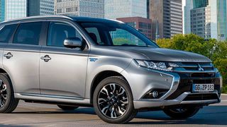 Mitsubishi hat den Plug-in Hybrid Outlander überarbeitet. Das neue Modell kommt mit einem geänderten Design und lässt sich ins heimische Stromnetz einbinden. (Foto: Mitsubishi)