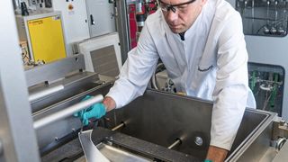 Dr. Jonas Sundqvist, Gruppenleiter Dünnschichttechnologien, zeigt Protoypen textiler Solarzellen. (Fraunhofer IKTS)