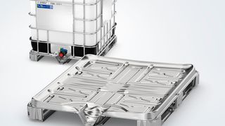 Eine zusätzliche Mittelkufe verleiht der neuen IBC-Stahlpalette von Schütz Stabilität. (Bild: Schütz)