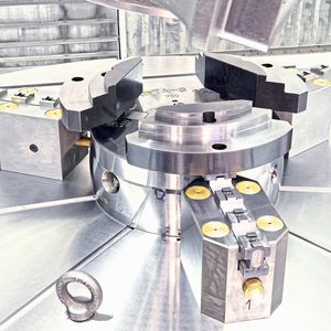 Das Schunk-Handspannfutter Rota-S flex wiegt bis zu 60 Prozent weniger als konventionelle Drehfutter und deckt einen besonders grossen Spannbereich ab. 