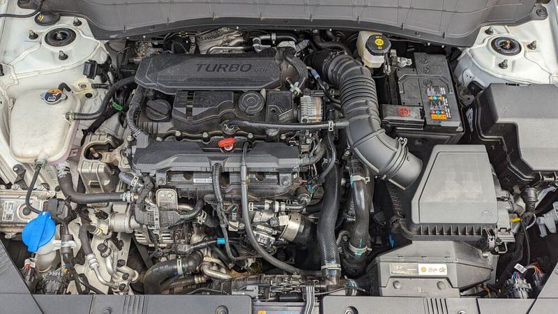 Hyundai-Käufer können beim Kona zwischen zwei klassischen Drei- und drei Vierzylinder-Verbrenner-Benzinmotoren sowie einer Hybrid- und einer Elektrovariante wählen. Der getestete „1.6-T-GDI⁠“-Vierzylinder mit 146 kW (198 PS) ist die potenteste Version des Koreaners. Sie hievt den 1,5-Tonner in flotten 8,1 Sekunden auf 100 km/h und lässt ihn bei Bedarf 210 km/h schnell werden. Weniger beeindruckend ist der Kraftstoffverbrauch: Im Langzeitschnitt waren es knapp über acht Liter auf 100 Kilometern. Wer unter diese Grenze kommen wollte, musste sich schon bemühen. (Bild: Dominsky – VCG)