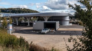 Nios erste deutsche Batteriewechselstation steht in Zusmarshausen. (Bild: Nio)