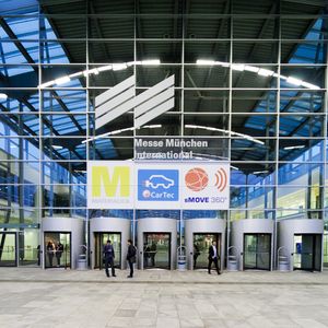 Die Fachmesse zeigt die komplette Bandbreite der Elektro- und Hybridmobilität von einzelnen Materialkomponenten, über Batterien und Ladesysteme bis hin zu Mobilitätskonzepten und Elektrofahrzeugen aller Art.