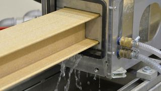 Battenfeld-Cincinnati demonstrierte als Hauptsponsor im Rahmen der jährlich stattfindenden WPC-Konferenz (Wood Plastic Components) der britischen Applied Market information Ltd., wie man holzfaserverstärkte Linienführungen produktiv und wirtschaftlich extrudieren kann. (Bild: Battenfeld-Cincinnati)