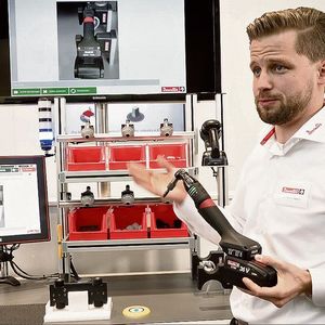 An der intelligenten Montagelinie am Desoutter-Stand können Besucher ein Fahrzeug individuell konfigurieren und sich durch den Fertigungsprozess leiten lassen. 