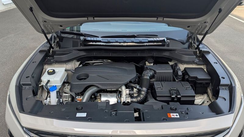 Die einzige echte Schwachstelle des Actyon sitzt unter der vorderen Haube: Der 1,5-Liter-Ottomotor in Kombination mit dem Sechsgang-Automatikgetriebe verbraucht für seine Fahrleistungen deutlich zu viel. Immerhin säuft, äh, läuft er leise und vibrationsarm. (Bild: Rosenow – VCG)