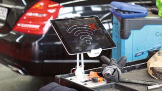 Mobile Endgeräte gehören in vielen Betrieben bereits zum Arbeits-
alltag und müssen ausreichend stabil mit dem Internet verbunden sein. Das gelingt mit handelsüblichen Produkten nicht immer. (Bild: Schreiner/»kfz-betrieb«)