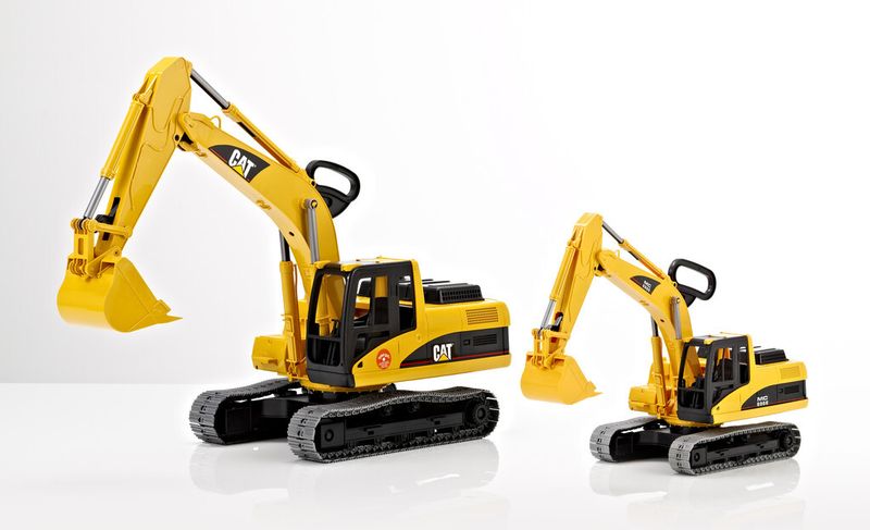 Eine weitere Auszeichung geht an den Spielzeug-Schaufelbagger CAT. Links das Original der Bruder Spielwaren GmbH + Co. KG, Fürth, Deutschland; rechts das Plagiat vertrieben durch die Gifi Diffusion SAS, Frankreich und die Gifi Asia Ltd., Hong Kong, VR China. (Bild: Plagiarius e.V.)
