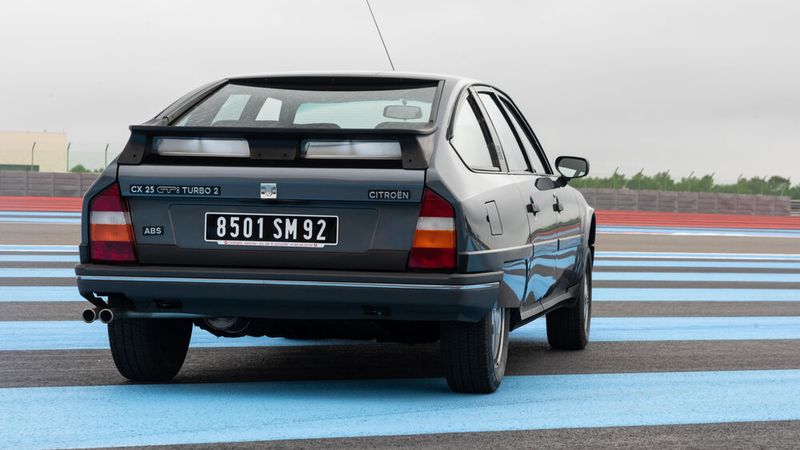 Rasantes Topmodell: Anfangs gab es den CX 25 Prestige mit einem 168 PS (124 kW) starken Benzinmotor mit Turbolader. Ende 1985 erhielten die mit dem Turbo bestückten Benzinmotoren einen Ladeluftkühler, der den Verbrauch deutlich senkte und die Leistung minimal steigerte – auf dem Papier blieben es allerdings 168 PS bzw. 156 PS mit Katalysator. Noch bevor die Produktion der Limousine eingestellt wurde, endete im Dezember 1988 die Fertigung des GTi Turbo 2 (im Bild). (Bild:  Citroën/Stellantis )