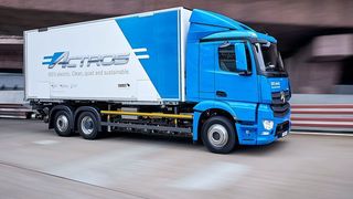 Zehn Prototypen des Modells E-Actros gehen nun zunächst zu ausgewählten Kunden, wo Erfahrungen mit der neuen Antriebstechnik gesammelt werden sollen. (Daimler AG)