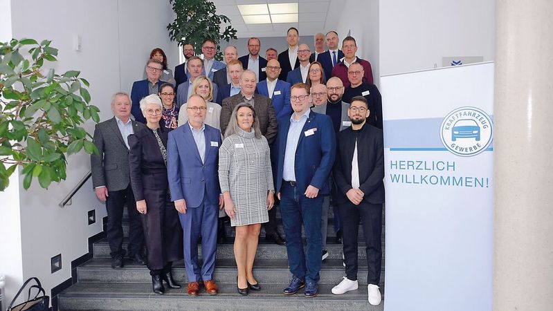 Stehen für die Öffentlichkeitsarbeit im Kfz-Gewerbe in Baden-Württemberg: Die Pressesprecher und Geschäftsführer der Innung trafen sich mit dem ZDK zur PR-Roadshow in Würzburg.(Bild:  Zietz – »kfz-betrieb«)