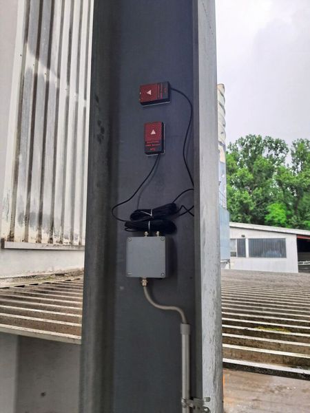 Silostütze mit Daisy-Sensor (Mitte), Temperatursensor (oben) und Klemmenkasten (unten) (Bild: MTS)