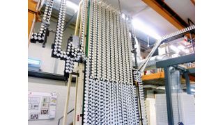 Die Transportkette mit Tubenrohlingen vor der Aufschraub-/Befestigungseinheit. (Bild: Edouard Huguelet)