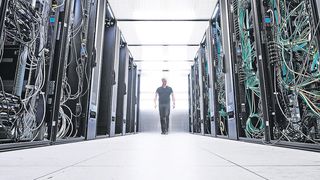 Rittal ordnete die Racks in Warmgang-Aufstellung an und schottete den Gang ab, in dem die Lufttemperatur bis auf 50 Grad Celsius steigen kann (Bild: Rittal)