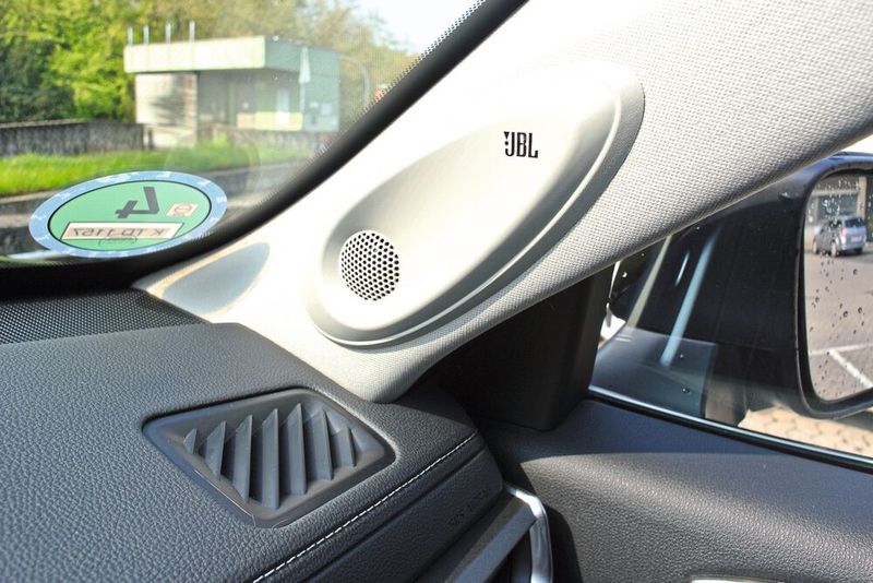 Der Klang des JBL-Soundsystems mit elf Lautsprechern ist sehr gut. (Bild: Sven Prawitz)