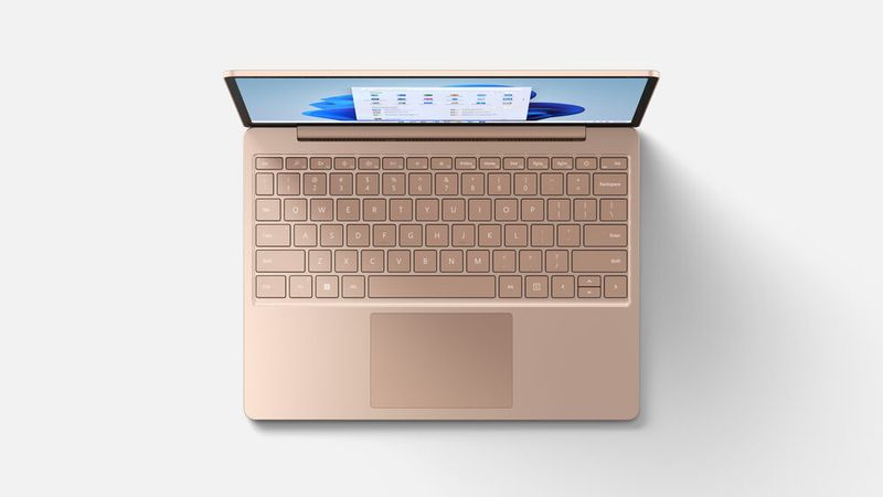 Microsoft verkauft das leichte Notebook mit Aluminium-Cover in vier Farbvarianten, hier die Sandstone-Version. (Bild: Microsoft)