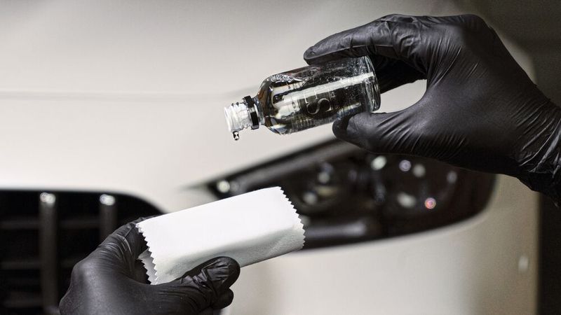 Bereits das Auftragen einer Lackversiegelung erfordert Aufmerksamkeit und strikte Einhaltung der Anleitung. (Bild: Servfaces)