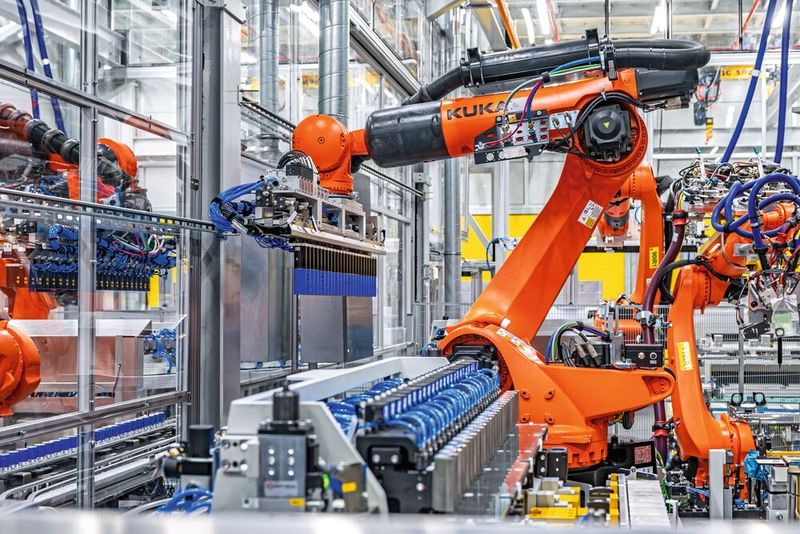 Montage der Hochvoltbatterien im BMW Group Werk Irlbach-Straßkirchen. (Bild: BMW AG)