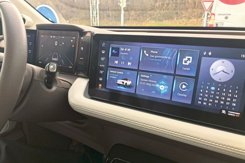 Ein großes Armaturenbrett dominiert das Cockpit mit einem klaren, waagerechten Design und modernen Digitalanzeigen. Der 12,3-Zoll-Bildschirm erinnert an ein Tablet. (Bild: Grimm/»kfz-betrieb«)