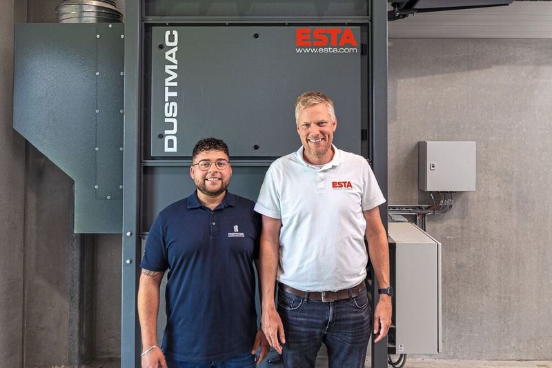 Von links: Stefan Hartl, Werkstattmeister bei der Pfaffinger Anlagenbau & Energietechnik GmbH, und Philipp Reisser, Leiter Projektgeschäft bei der Esta Apparatebau GmbH & Co. KG. Gemeinsam setzten sie erfolgreich die Absaugsysteme in beiden Hallen um. (Bild: Esta)