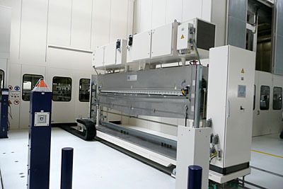 Eine austauschbare Beölungsstation für die Platinen. Die komplette Station wird einfach auf Schienen quer in die Pressenlinie geschoben. (Archiv: Vogel Business Media)