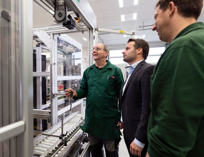 Partnerschaftliche Entwicklung: Johannes Stocker (li), Elektrokonstrukteur bei E & V Systeme, und Martin Benedickt von Stöber (Mitte). (Stöber Antriebstechnik)