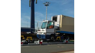 Das Nikrasa-System besteht aus zwei Teilen: der Terminal-Plattform (weiß) und der Transport-Plattform (schwarz). Die Terminalzugmaschine positioniert den Trailer mittig auf der Transport-Plattform. (Bild: LKZ Prien)