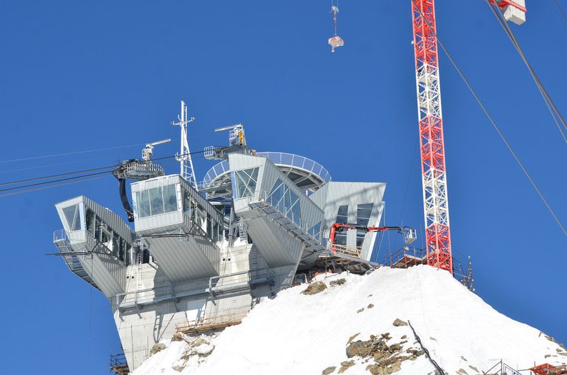 Ein Fassi E-Dynamic Kran hilft beim der Bau von zwei neuen Seilbahnanlagen: Sie führen vom Pontal d'Entrèves in der Nähe der Autobahn zum Pointe Helbronner in 3.466 Meter Höhe. (Bild: Fassi)