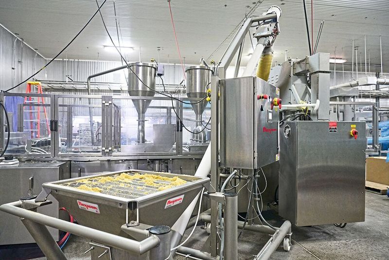 Die gemischten Graham-Cracker-Krümel füllen den Trichter des flexiblen Spiralförderers. (Bild: Flexicon)