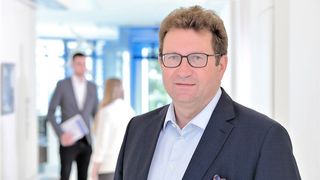 Mathias Schliep, Vorsitzender der Geschäftsführung der Thimm-Gruppe, zum Verkauf des Industriegüterbereichs an den Rengo-Konzern: „Wir konzentrieren uns aus wirtschaftlichen Gründen in Zukunft nur noch auf den Konsumgütersektor. Wir investieren dafür 400 Millionen Euro.“ (Bild: Thimm)