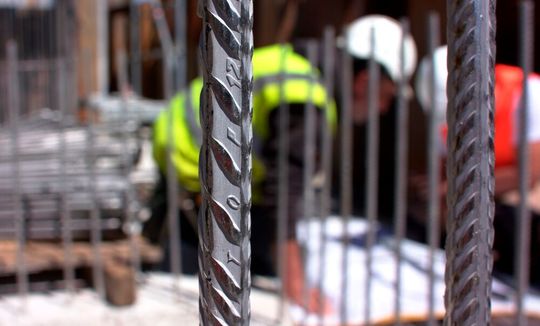 Was man hier sieht, ist kein gewöhnlicher Baustahl. Es handelt sich um die Stahlsorte Top12 der Swiss Steel Group. Der Spezialstahl ist so legiert, dass er den Kräften von Gezeiten und Stürmen in der Nordsee äußerst lange standhalten kann. Der Werkstoff schützt in Zukunft Helgoland ...(Bild:  Swiss Steel Group)